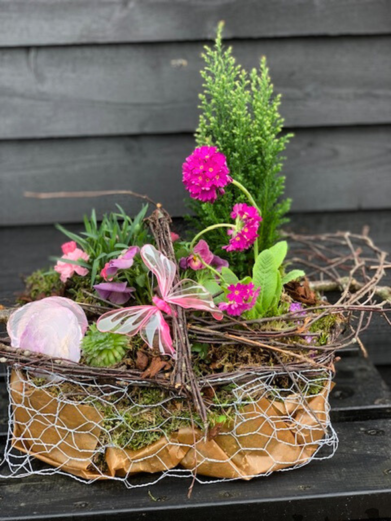 vinogblomsterhaven - workshop og kurser i Aars - Kurv lavet af tråd og hønsenet dekoration med påskepynt